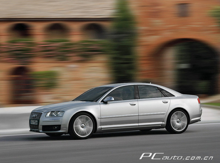 W Audi S8 DƬ D 